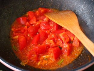 番茄扇贝烩白玉菇,大火继续翻炒至番茄断生变软的时候。