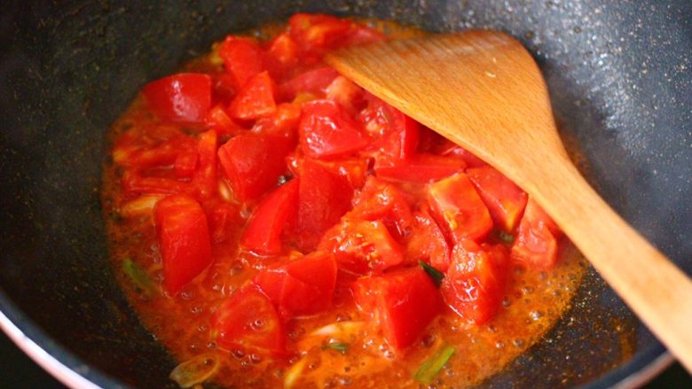 番茄扇贝烩白玉菇,大火继续翻炒至番茄断生变软的时候。