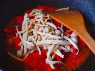 番茄扇贝烩白玉菇,加入焯水后的白玉菇。