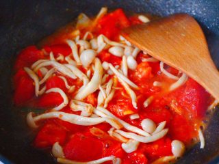 番茄扇贝烩白玉菇,大火继续快速翻炒片刻。