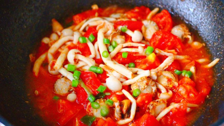番茄扇贝烩白玉菇,看见所有的食材都翻炒均匀后，即可关火，撒上少许蒜苔丁就可以出锅咯。