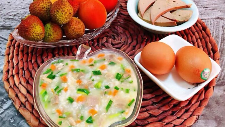 猪头肉韭菜胡萝卜粥,搭配水果、鸡蛋、猪肝就是标配营养早餐