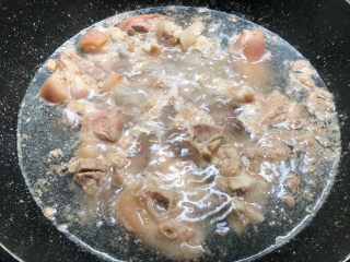 黄豆炖猪蹄,锅里放入适量水烧开，把猪蹄放入焯出血末，焯好用冷水冲洗干净待用。
