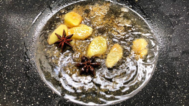 黄豆炖猪蹄,锅里放入少许油，把冰糖放入炒出糖色，放入姜片和八角炒出香味。