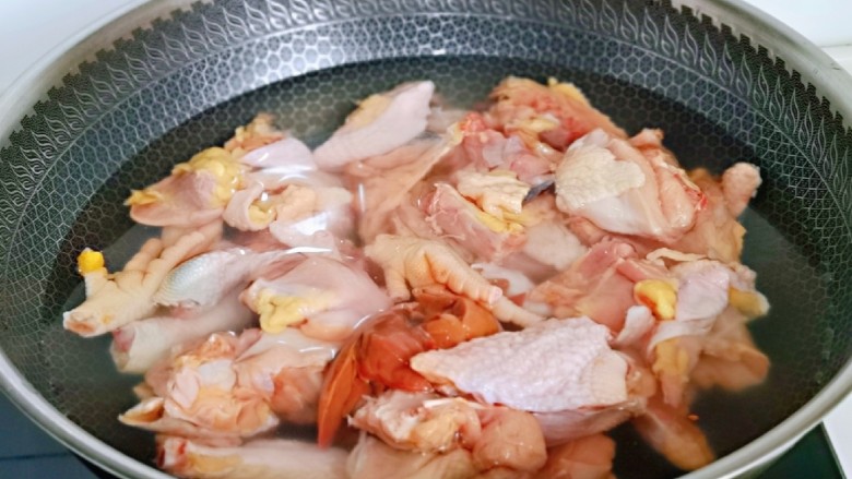 白萝卜汽锅鸡,鸡买回来清理干净切小块，焯水，冷水下锅。
