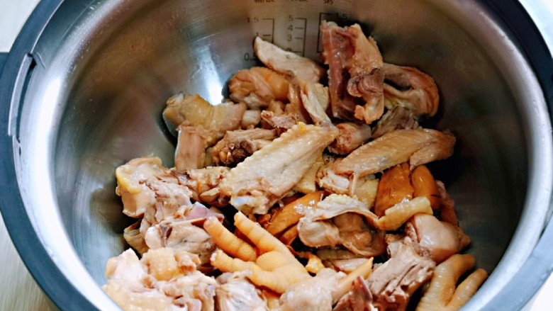 白萝卜汽锅鸡,首先将鸡块放入汽锅中。
