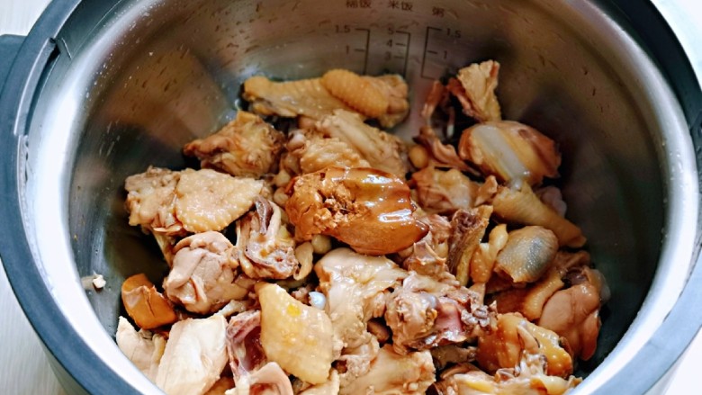 白萝卜汽锅鸡,用汤勺翻拌均匀。