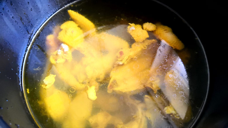 土豆香菇鸡汤,放到电压力锅里，加入适量的清水，不用放任何佐料，选择炖鸡功能，将其炖至熟烂备用，