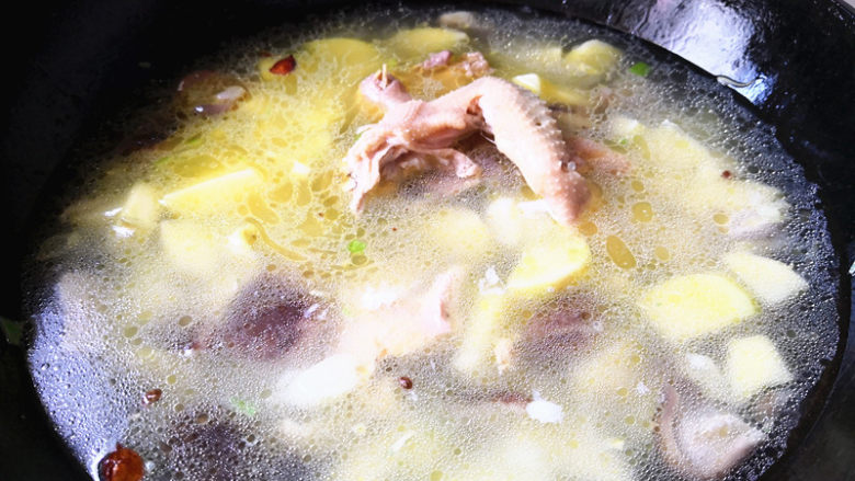 土豆香菇鸡汤,加入一碗的油鸡汤和三碗的清水，以及一些油鸡肉，这个比例可以让汤汁喝起来不油腻，鸡汤的鲜味又能很好的体现出来，
