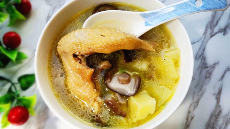 土豆香菇鸡汤,放入适量的盐主调个味就可以出锅了，喝的时候可以根据个人的喜好来加一些佐料，比如香油、白胡椒粉、米醋等。
