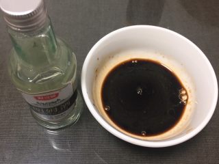 咖啡味吐司,咖啡粉用少许开水融化，冷却后倒入朗姆酒，再放点高筋粉搅拌均匀。