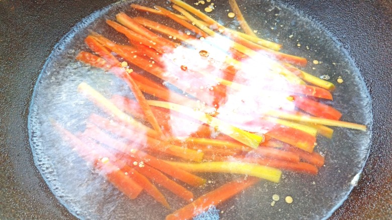 辣白菜肉松寿司卷,胡萝卜焯水，捞出放凉