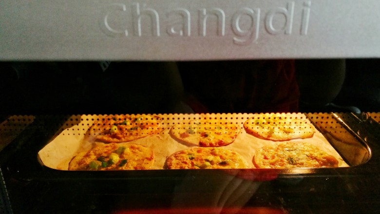 饺子皮葱油孜然薄脆饼,中层上下火180℃烤8分钟即可。