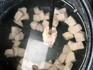 宝宝辅食：原味肉松,好的肉块用筷子轻松戳一下都会戳透，那么肉块就煮好了。先去预热烤箱，160度。