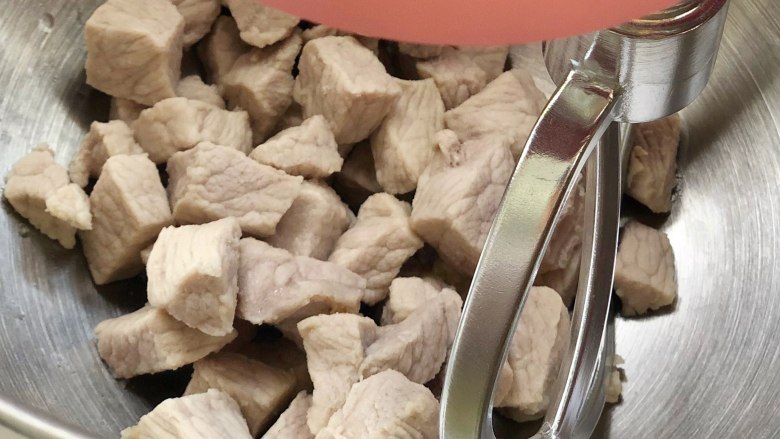 宝宝辅食：原味肉松,这个时候不要迟疑，趁热把肉块放到厨师机里，用搅拌桨中低速把肉打散