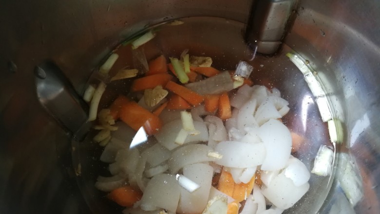 嫩滑胡萝卜皮冻,放入清水，安装好豆浆机启动米糊键工作