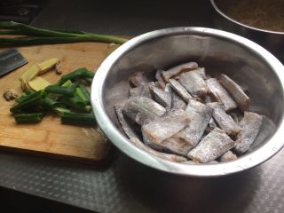 香酥带鱼,葱切段，姜切片