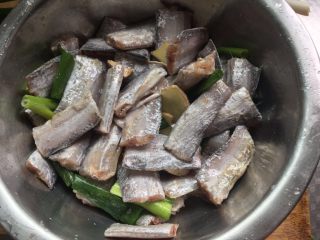 香酥带鱼,带鱼加入适量葱段、姜片、1小勺盐、2大勺料酒淹制30分钟
