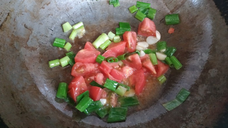 西红柿西葫芦炒肉片,放入西红柿翻炒出红汁