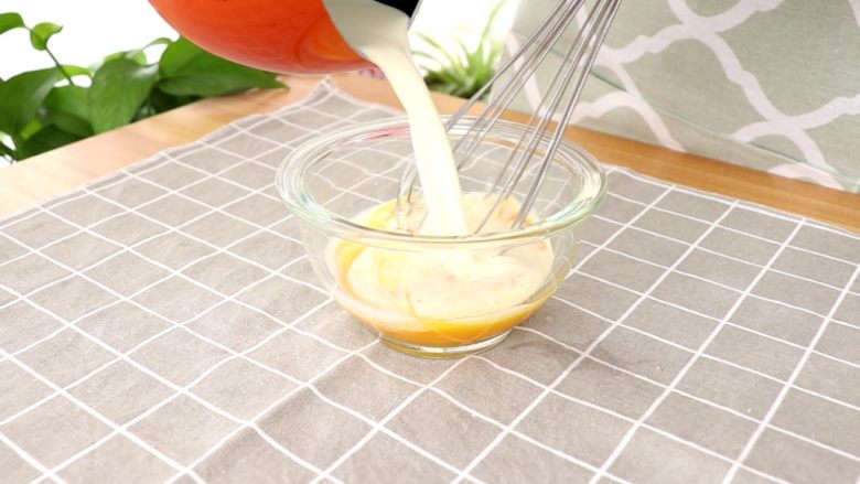 烤布丁,蛋黄打散开，边倒入牛奶和淡奶油的混合液，边搅拌

tips：一定要边倒入边搅拌，以免蛋黄烫熟结块

