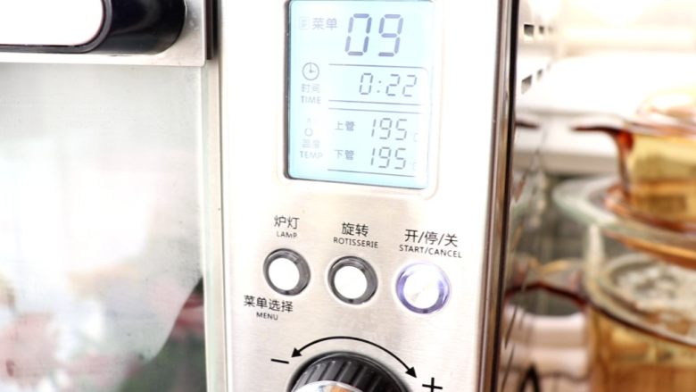 烤布丁,放入烤箱中层，上下管195度，烤22分钟

tips：具体时间和温度要以自家烤箱的脾气来调节，只要烤至布丁表面有焦斑即可