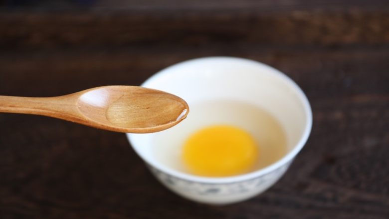 鹅蛋炒香菇荷兰豆,鹅蛋清洗干净，磕入碗中，放入1小勺的白糯米酒。