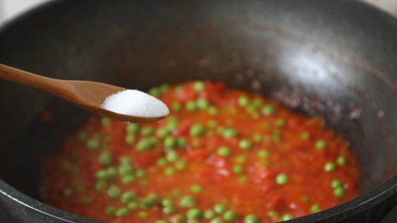 番茄鹅蛋炒豌豆卷心菜,放入适量的盐调味。
