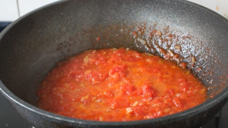 番茄鹅蛋炒豌豆卷心菜,将番茄放入锅里，翻炒均匀，炒熟炒透。