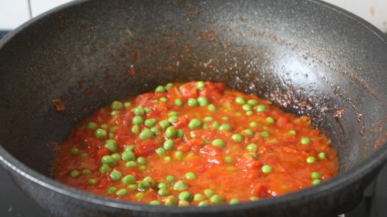 番茄鹅蛋炒豌豆卷心菜,放入豌豆，中小火煮约3～5分钟左右。
煮豌豆的时间仅做canklo