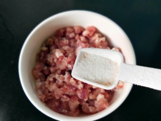毛豆米炒肉沫,肉沫中放盐。