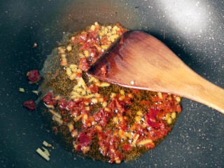 毛豆米炒肉沫,锅内放油，放入生姜爆香，豆瓣酱炒出红油。