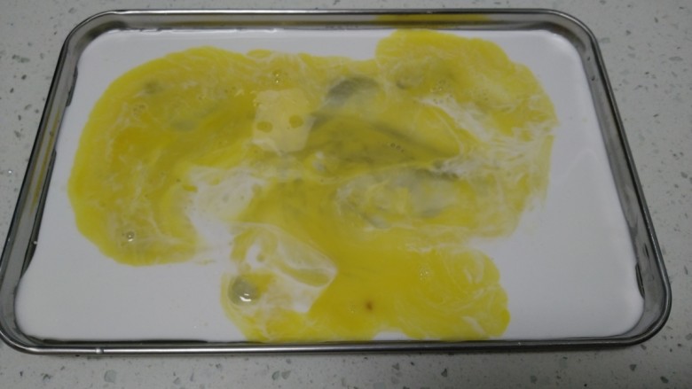 肠粉,盘子上抹油，放上适量肠粉糊,放上1/2鸡蛋液。