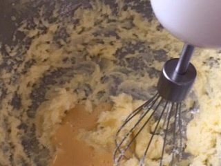香酥好吃的燕麦椰蓉小酥球,鸡蛋液分几次加入，每次必须搅打均匀后再加下一次；