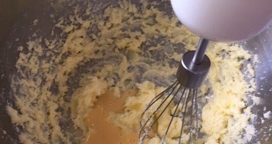 香酥好吃的燕麦椰蓉小酥球,鸡蛋液分几次加入，每次必须搅打均匀后再加下一次；