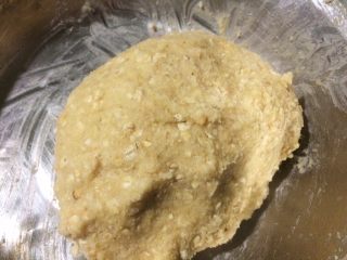 香酥好吃的燕麦椰蓉小酥球,然后加入第一步的粉类混合，用刮刀拌匀后整成团；