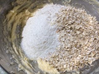 香酥好吃的燕麦椰蓉小酥球,做法：将低筋面粉、燕麦、椰蓉和泡打粉倒入盆里，椰蓉留一点后面裹表面用；