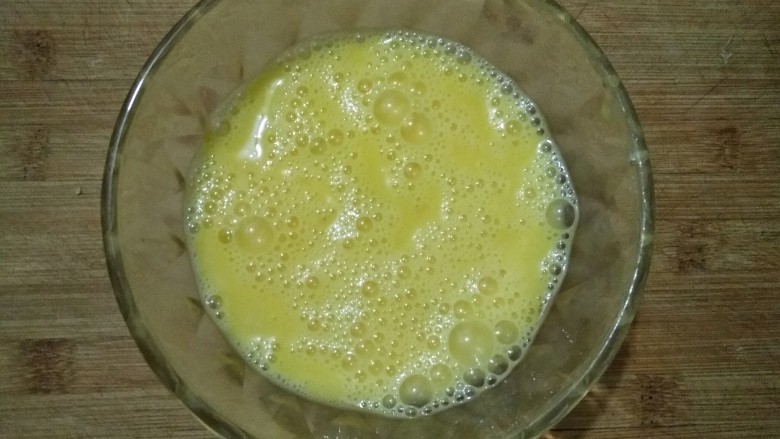 蛋饺烩丝瓜,2个鸡蛋磕在碗中打散成蛋液。