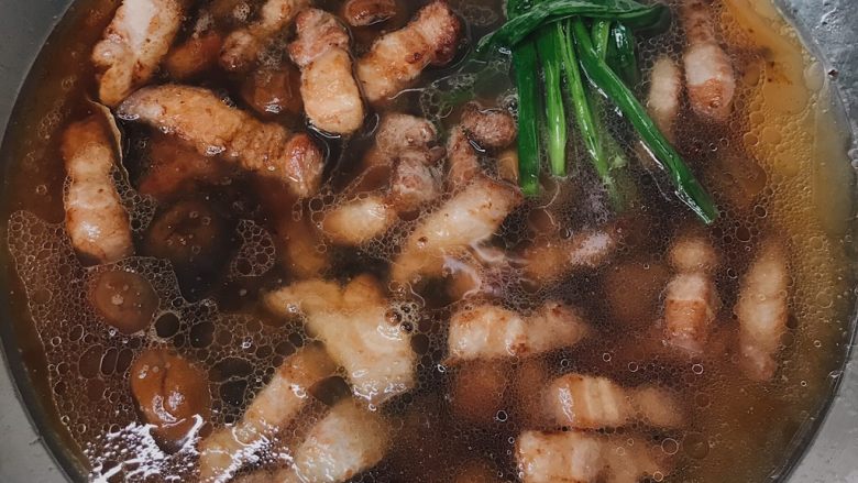 青梅煮酒 梅子炖肉 肥而不腻清口美味,炒匀后倒入抹过肉的水