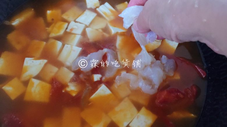 番茄豆腐鱼片汤,烧开后的汤稍微炖煮一会儿，随后把鱼片一点一点的分散开来放入。