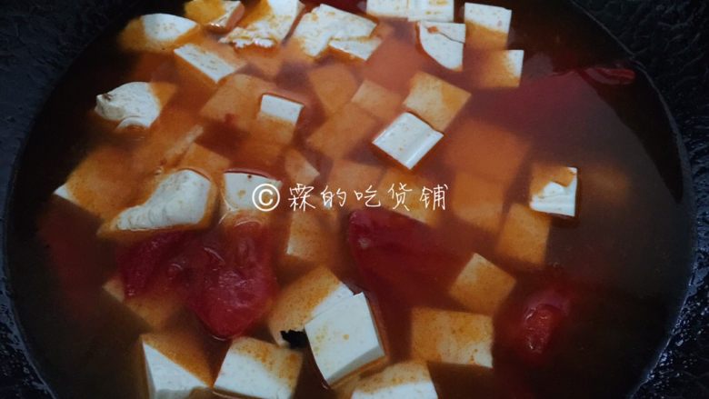 番茄豆腐鱼片汤,放入豆腐块，煮开。