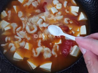 番茄豆腐鱼片汤,煮至鱼片变色，加盐后就可以关火了。