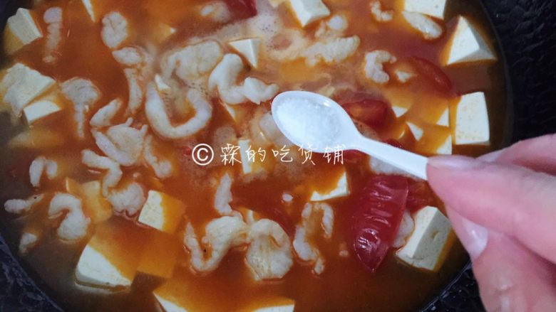 番茄豆腐鱼片汤,煮至鱼片变色，加盐后就可以关火了。