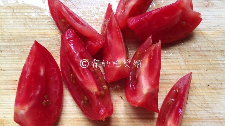 番茄豆腐鱼片汤,<a style='color:red;display:inline-block;' href='/shicai/ 59'>番茄</a>切块。