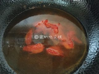 番茄豆腐鱼片汤,随后倒入清水。