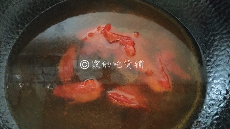 番茄豆腐鱼片汤,随后倒入清水。