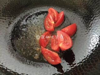 番茄豆腐鱼片汤,起油锅，先把番茄块放入煸炒。