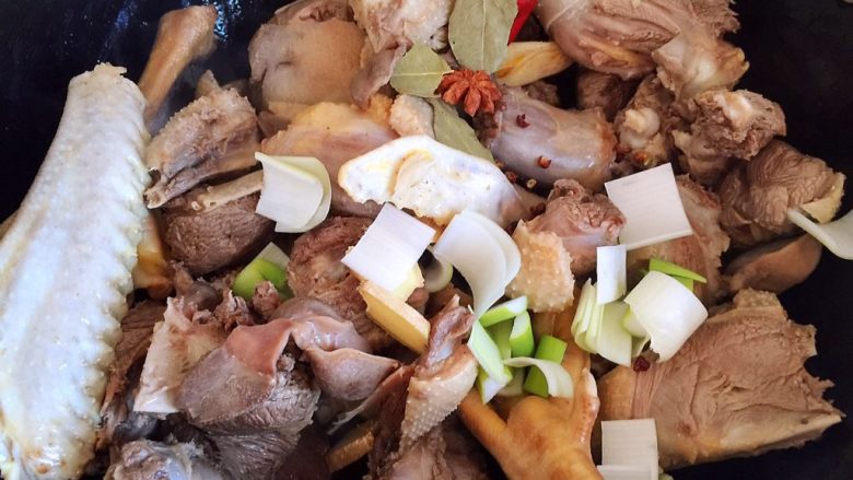 大鹅炖酸菜,油锅烧热，放入大鹅和配料翻炒片刻