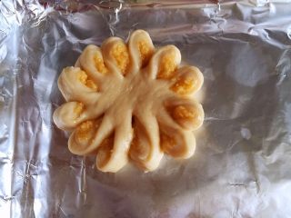 椰蓉花包,移到烤盘上，稍微扭转花瓣，切口朝上，露出椰蓉馅
