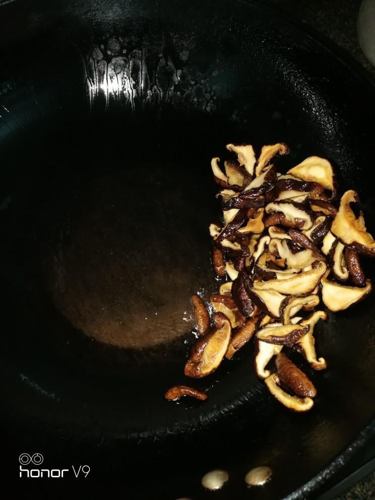 香菇虾米炒海参,炒出香味出来，捞到一边。