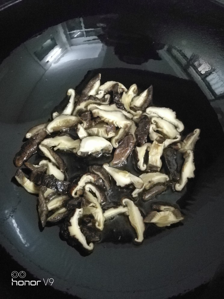 香菇虾米炒海参,油热下香菇